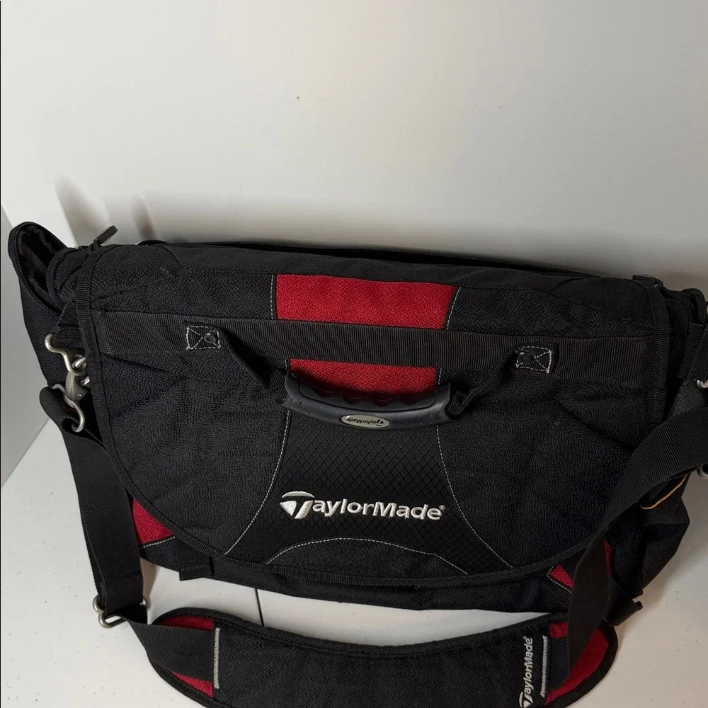 TaylorMade laptop computer/messenger bag, great look for the golfer at work